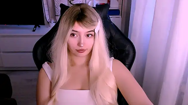 Snapshot of beauty_blonde chatting on 10/14/25, 01:17 beauty blonde online show from 10/14/25, 01:17