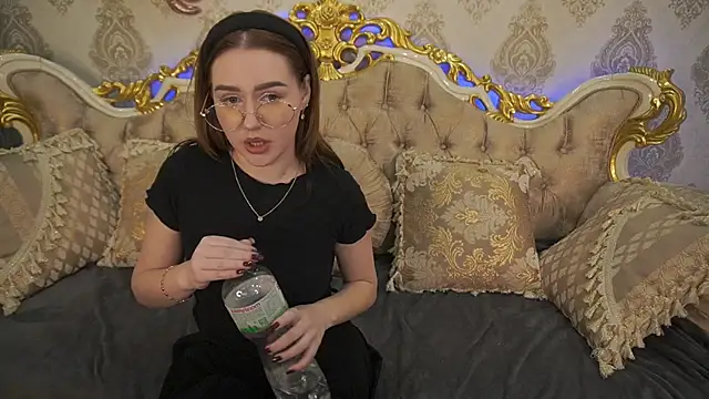 Snapshot of DivineJass chatting on 03/06/25, 01:05 DivineJass online show from 03/06/25, 01:05