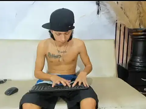 Snapshot of LucioDelDuque chatting on 02/06/25, 06:51 LucioDelDuque online show from 02/06/25, 06:51