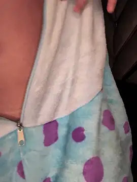 Laura-Khalifa online show from 11/28/25, 05:32