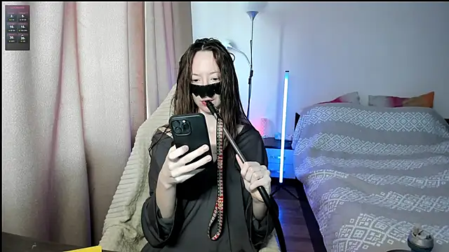 Snapshot of holyharlot chatting on 03/17/25, 09:33 holyharlot online show from 03/17/25, 09:33