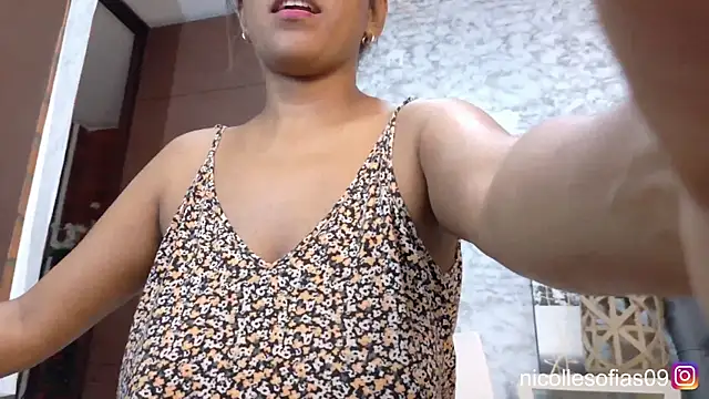 nicollesofia2 online show from 06/18/26, 06:12