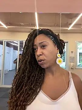 Snapshot of dianagolley420 chatting on 02/12/25, 03:05 dianagolley420 online show from 02/12/25, 03:05