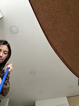 KarolVega- online show from 02/17/25, 06:48