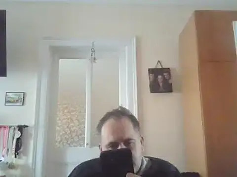 Snapshot of Szolga10 chatting on 11/16/25, 10:54 Szolga10 online show from 11/16/25, 10:54