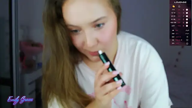 Snapshot of EmilyxxGraces chatting on 09/16/25, 03:07 EmilyxxGraces online show from 09/16/25, 03:07