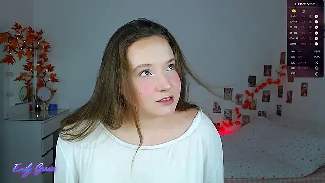 Snapshot of EmilyxxGraces chatting on 09/19/25, 12:45 EmilyxxGraces online show from 09/19/25, 12:45