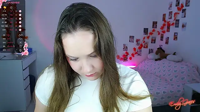 Snapshot of EmilyxxGraces chatting on 12/03/25, 11:47 EmilyxxGraces online show from 12/03/25, 11:47