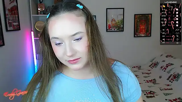 Snapshot of EmilyxxGraces chatting on 12/19/25, 08:49 EmilyxxGraces online show from 12/19/25, 08:49