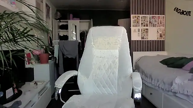 Snapshot of MollyBer chatting on 02/18/26, 12:01 MollyBer online show from 02/18/26, 12:01