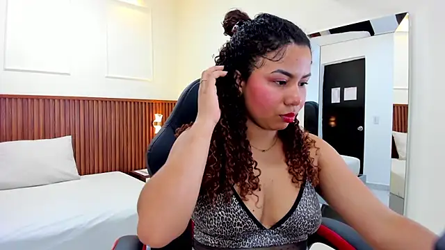 MELINAMARTINS online show from 02/18/25, 07:41