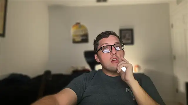 Snapshot of Milflover96 chatting on 10/08/25, 12:52 Milflover96 online show from 10/08/25, 12:52