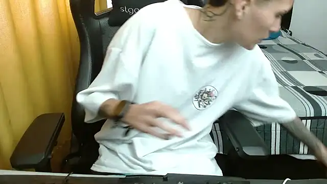 Snapshot of duo_peludoo chatting on 02/18/26, 04:14 duo peludoo online show from 02/18/26, 04:14