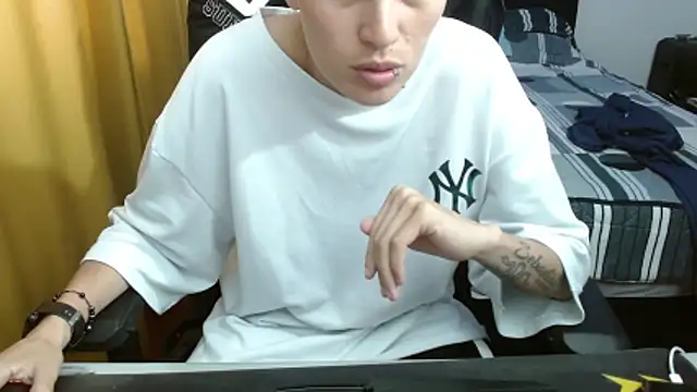 Snapshot of duo_peludoo chatting on 03/06/26, 01:18 duo peludoo online show from 03/06/26, 01:18