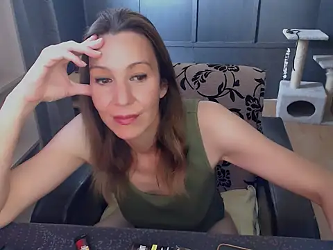 Snapshot of hannaha chatting on 05/18/26, 10:32 hannaha online show from 05/18/26, 10:32