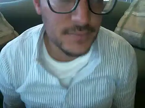 Snapshot of quitomanec chatting on 11/24/25, 10:53 quitomanec online show from 11/24/25, 10:53
