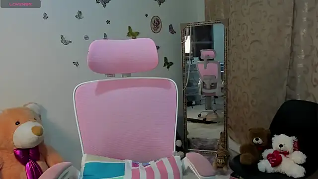 Hanna latinaa online show from 11/24/25, 12:21