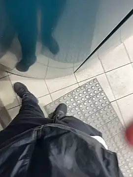 Snapshot of YARASERO-kun chatting on 02/12/25, 09:10 YARASERO-kun online show from 02/12/25, 09:10