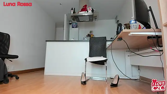 Snapshot of LunaRossaCam chatting on 02/12/26, 06:14 LunaRossaCam online show from 02/12/26, 06:14