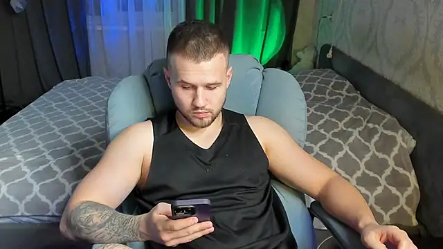 Snapshot of Vladik_b chatting on 02/26/25, 08:44 Vladik b online show from 02/26/25, 08:44