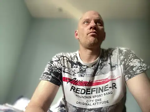 Krzysiekg123 online show from 02/19/25, 09:17