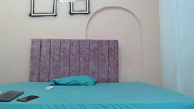 Snapshot of manuel_rey chatting on 09/13/25, 02:22 manuel rey online show from 09/13/25, 02:22