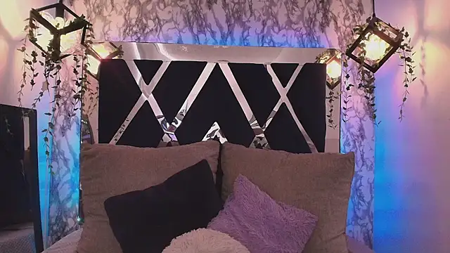 charlotte bluee online show from 10/06/25, 06:49