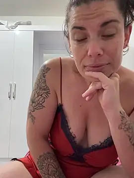 Snapshot of Lar0uch chatting on 03/21/25, 04:49 Lar0uch online show from 03/21/25, 04:49