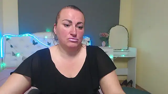 DianaMGG online show from 04/27/26, 05:49