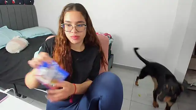 Snapshot of Greciaruiz_ chatting on 10/10/25, 12:53 Greciaruiz online show from 10/10/25, 12:53