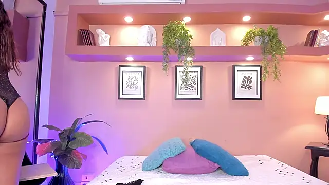 SofiaBennett  online show from 03/08/25, 12:20