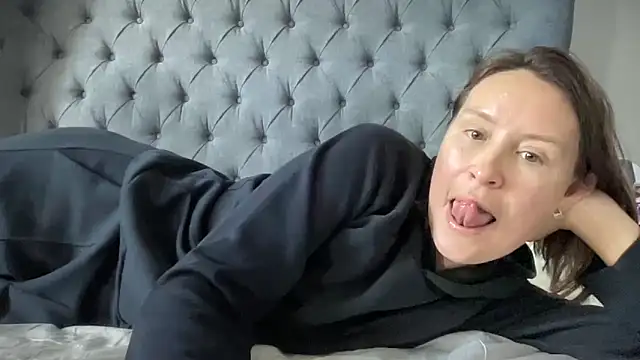 Snapshot of eatmypie69 chatting on 09/30/25, 09:25 eatmypie69 online show from 09/30/25, 09:25