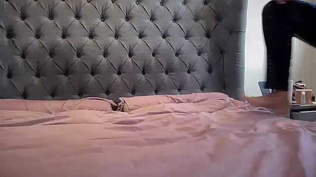 Snapshot of eatmypie69 chatting on 12/19/25, 10:11 eatmypie69 online show from 12/19/25, 10:11