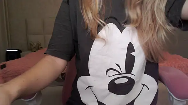 Snapshot of _asley_blond_ chatting on 11/25/25, 10:43 asley blond online show from 11/25/25, 10:43