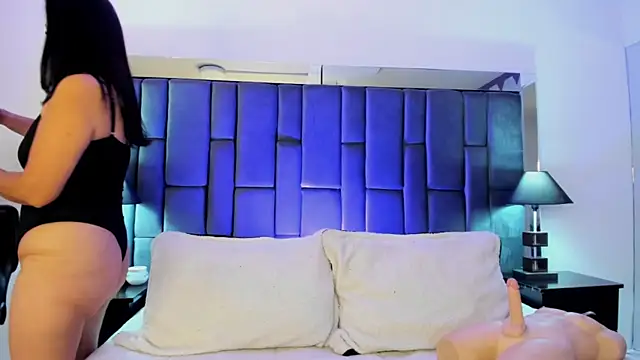 Aisha Nowak online show from 10/19/25, 07:25