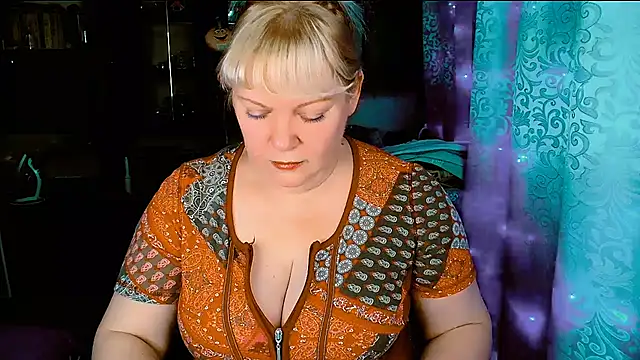 FlowerButterf online show from 12/15/25, 09:41