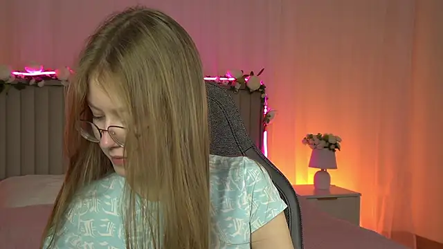 Snapshot of EveMundie chatting on 10/03/25, 06:32 EveMundie online show from 10/03/25, 06:32