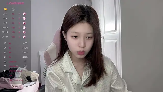 Snapshot of YaYa-521 chatting on 03/05/25, 08:32 YaYa-521 online show from 03/05/25, 08:32