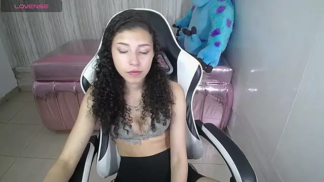 Snapshot of danatella_a chatting on 11/14/25, 02:54 danatella a online show from 11/14/25, 02:54