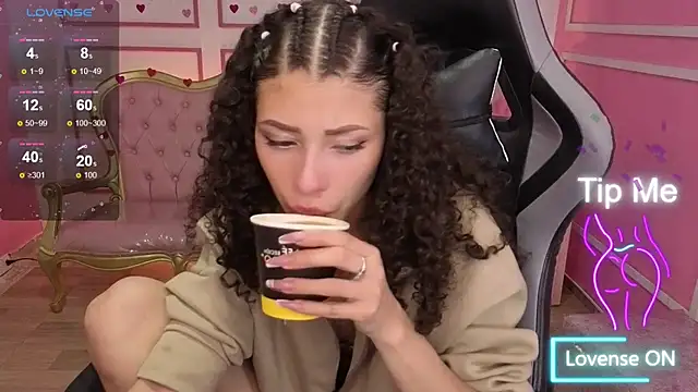 Snapshot of danatella_a chatting on 11/19/25, 02:55 danatella a online show from 11/19/25, 02:55