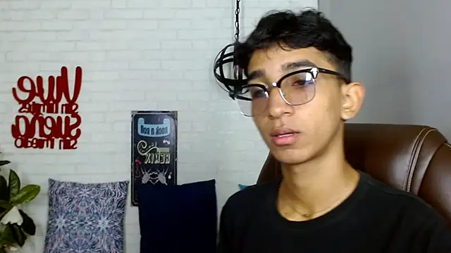 Snapshot of Martin_Linares chatting on 02/20/25, 01:40 Martin Linares online show from 02/20/25, 01:40