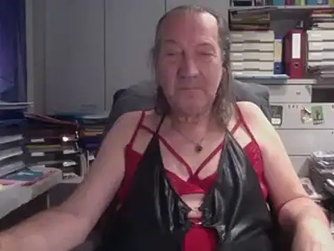 HMStraps01 online show from 11/15/25, 08:33