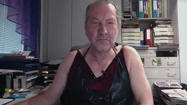 HMStraps01 online show from 12/02/25, 10:20