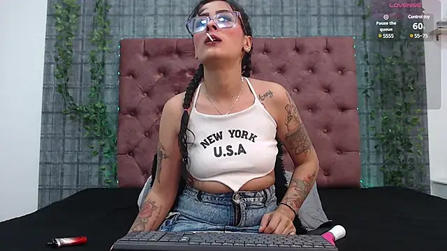 Snapshot of Mia__coluccy chatting on 02/17/25, 03:04 Mia  coluccy online show from 02/17/25, 03:04