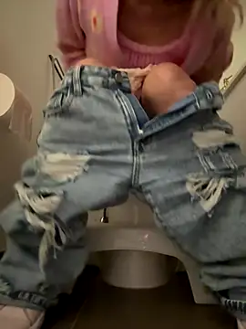 Snapshot of skybeatrice7 chatting on 10/08/25, 10:51 skybeatrice7 online show from 10/08/25, 10:51