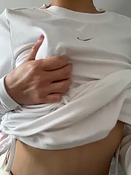 Snapshot of skybeatrice7 chatting on 11/23/25, 07:24 skybeatrice7 online show from 11/23/25, 07:24