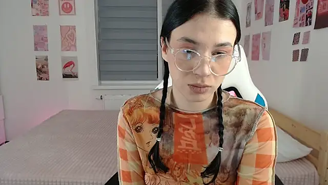 Snapshot of Karina_Hendrick chatting on 03/11/25, 03:37 Karina Hendrick online show from 03/11/25, 03:37