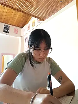 Snapshot of Arielle_lov chatting on 10/22/25, 04:07 Arielle lov online show from 10/22/25, 04:07