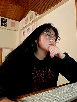 Snapshot of Arielle_lov chatting on 10/23/25, 04:12 Arielle lov online show from 10/23/25, 04:12