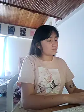 Snapshot of Arielle_lov chatting on 10/25/25, 01:29 Arielle lov online show from 10/25/25, 01:29